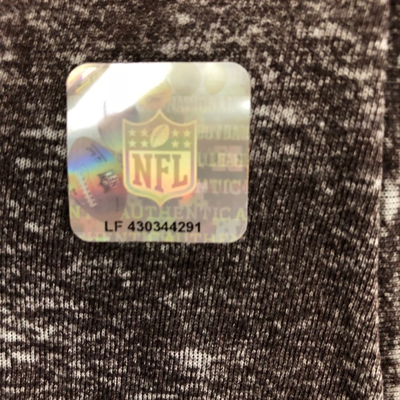 🆕 Cleveland Browns v-neck tee - Picture 3 of 8